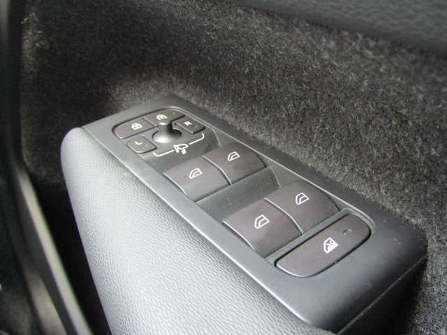 ボルボ ＸＣ４０ Ｔ４ ＡＷＤ モメンタム ４ＷＤ H30年 (関東) 99