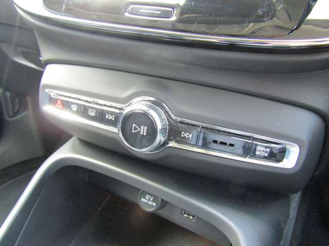 ボルボ ＸＣ４０ Ｔ４ ＡＷＤ モメンタム ４ＷＤ H30年 (関東) 99