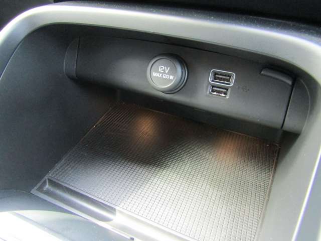 ボルボ ＸＣ４０ Ｔ４ ＡＷＤ モメンタム ４ＷＤ H30年 (関東) 99