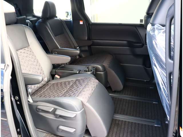 トヨタ ヴォクシー １．８ ハイブリッド Ｓ－Ｚ R5年 (関東) 99