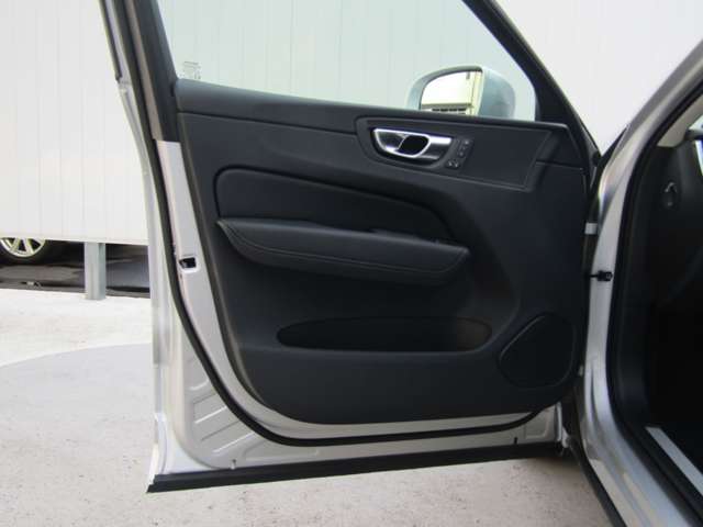 ボルボ ＸＣ６０ Ｂ５ ＡＷＤ モメンタム ４ＷＤ R2年 (関東) 99