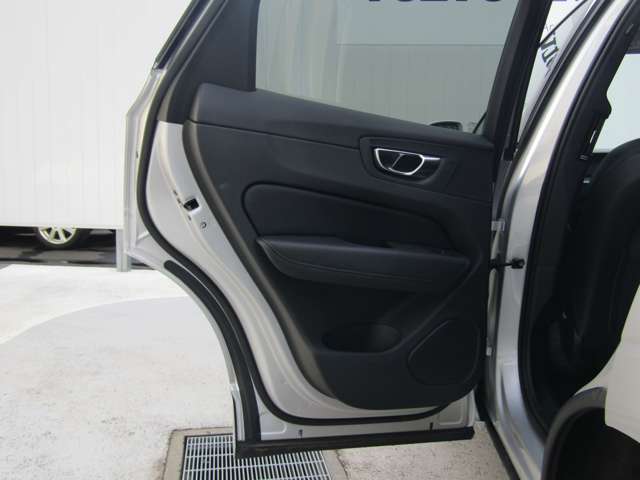 ボルボ ＸＣ６０ Ｂ５ ＡＷＤ モメンタム ４ＷＤ R2年 (関東) 99