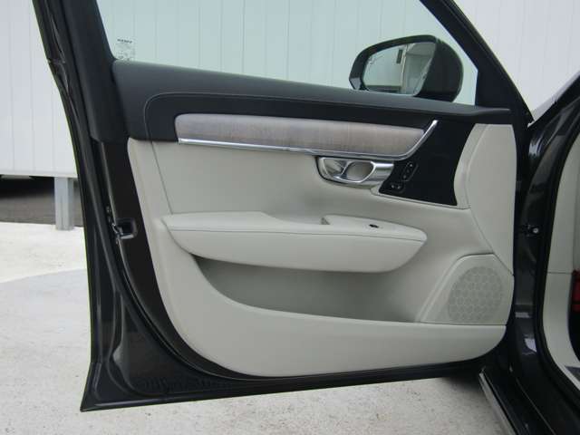 ボルボ Ｓ９０ リチャージ アルティメット Ｔ８ ＡＷＤ プラグイン ハイブリッド ４ＷＤ R5年 (関東) 99