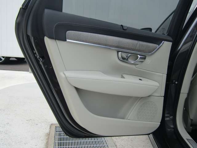 ボルボ Ｓ９０ リチャージ アルティメット Ｔ８ ＡＷＤ プラグイン ハイブリッド ４ＷＤ R5年 (関東) 99