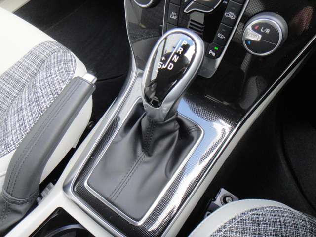 ボルボ Ｖ４０ Ｔ３　モメンタム H28年 (東北) 99