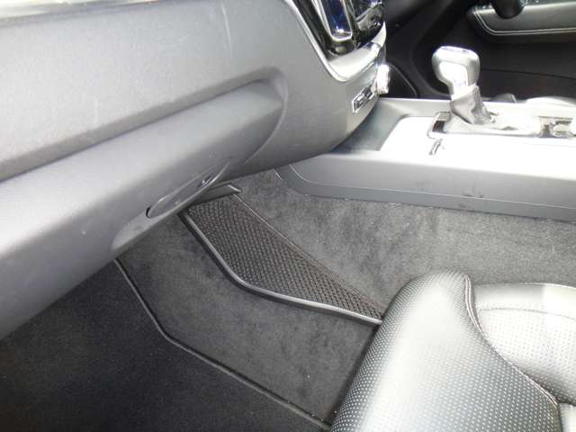 ボルボ ＸＣ６０ Ｔ５ ＡＷＤ インスクリプション ４ＷＤ H30年 (東北) 99