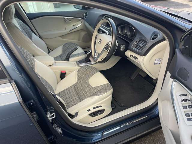 ボルボ Ｖ４０クロスカントリー Ｔ５ ＡＷＤ モメンタム ４ＷＤ H29年 (東北) 99