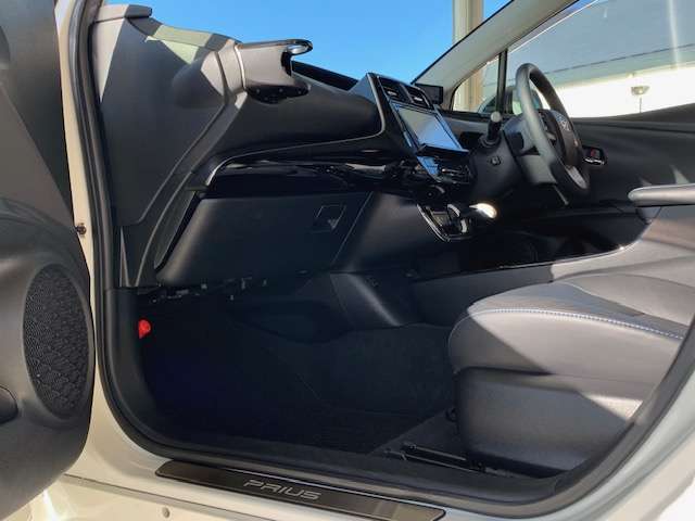 トヨタ プリウス １．８ Ａ プレミアム ツーリングセレクション Ｅ－ＦＯＵＲ ４ＷＤ H28年 (東北) 99