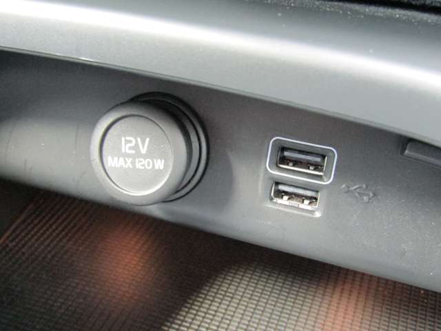 ボルボ ＸＣ４０ Ｔ４ ＡＷＤ Ｒデザイン ４ＷＤ R2年 (関東) 99