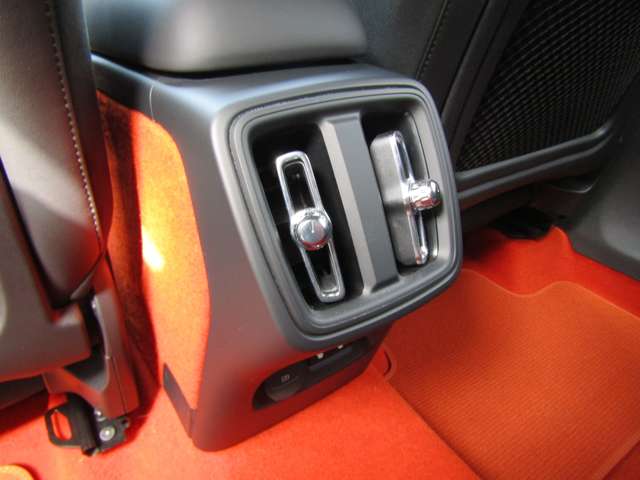 ボルボ ＸＣ４０ Ｔ４ ＡＷＤ Ｒデザイン ４ＷＤ R2年 (関東) 99