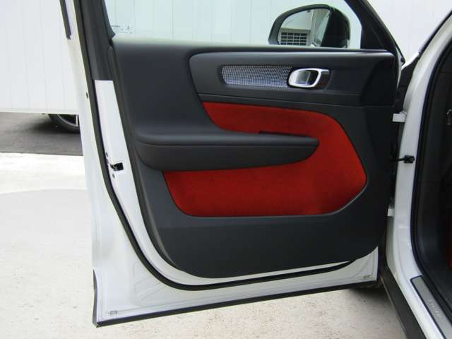 ボルボ ＸＣ４０ Ｔ４ ＡＷＤ Ｒデザイン ４ＷＤ R2年 (関東) 99