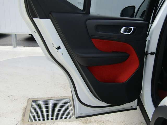 ボルボ ＸＣ４０ Ｔ４ ＡＷＤ Ｒデザイン ４ＷＤ R2年 (関東) 99