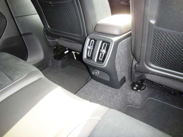 ボルボ ＸＣ４０ Ｔ４ ＡＷＤ Ｒデザイン ４ＷＤ R1年 (東北) 99