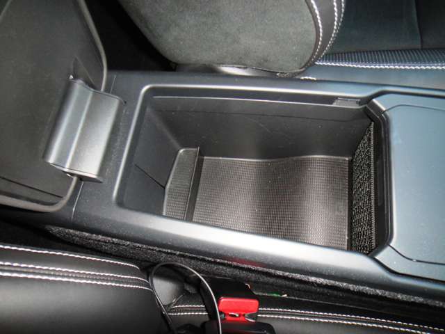 ボルボ ＸＣ４０ Ｔ４ ＡＷＤ Ｒデザイン ４ＷＤ R1年 (東北) 99