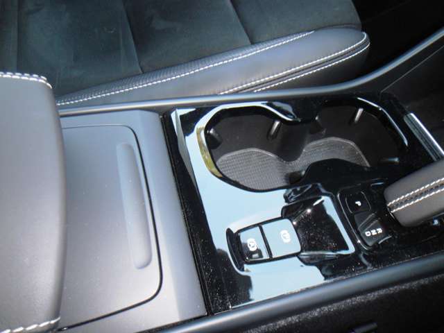 ボルボ ＸＣ４０ Ｔ４ ＡＷＤ Ｒデザイン ４ＷＤ R1年 (東北) 99