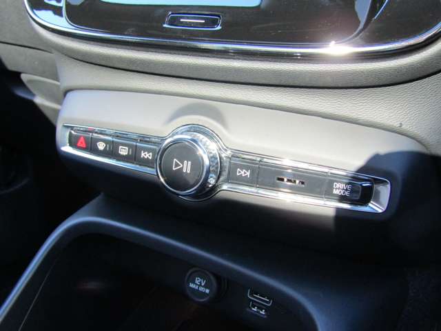 ボルボ ＸＣ４０ Ｂ４ ＡＷＤ Ｒデザイン ４ＷＤ R3年 (関東) 99