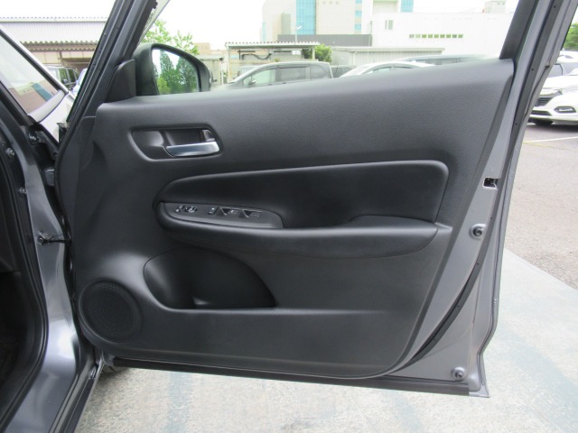 ホンダ フィット　ハイブリッド １．５ Ｅ：ＨＥＶ リュクス ４ＷＤ R2年 (関東) 99