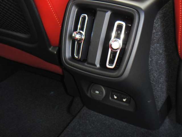 ボルボ ＸＣ４０ Ｔ４ ＡＷＤ インスクリプション ４ＷＤ H30年 (東北) 99