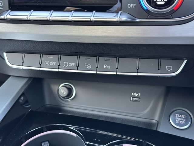 アウディ Ａ４ ３５　ＴＦＳＩ　Ｓライン R5年 (近畿) 99