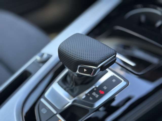 アウディ Ａ４ ３５　ＴＦＳＩ　Ｓライン R5年 (近畿) 99