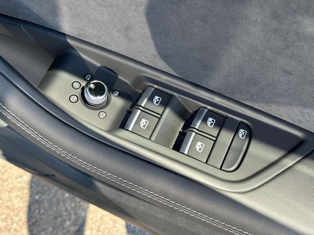 アウディ Ａ４ ３５　ＴＦＳＩ　Ｓライン R5年 (近畿) 99