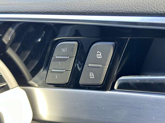 アウディ Ａ４ ３５　ＴＦＳＩ　Ｓライン R5年 (近畿) 99