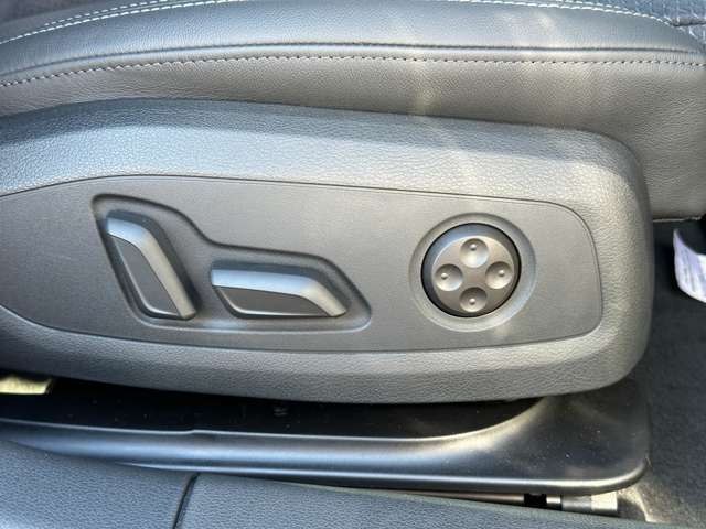 アウディ Ａ４ ３５　ＴＦＳＩ　Ｓライン R5年 (近畿) 99