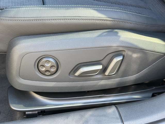 アウディ Ａ４ ３５　ＴＦＳＩ　Ｓライン R5年 (近畿) 99