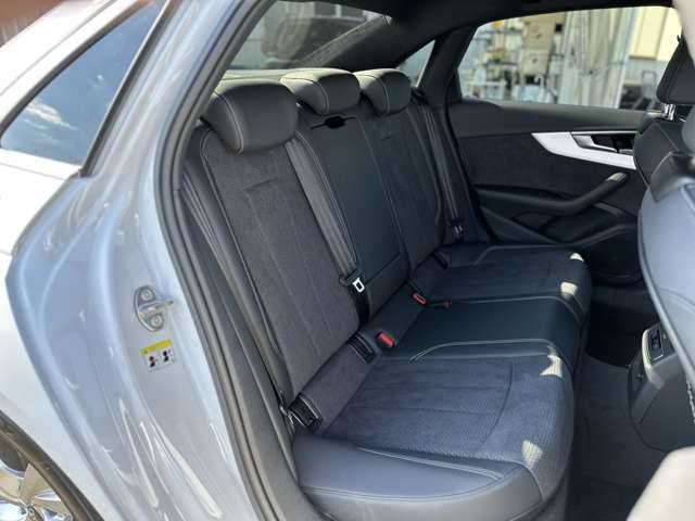 アウディ Ａ４ ３５　ＴＦＳＩ　Ｓライン R5年 (近畿) 99