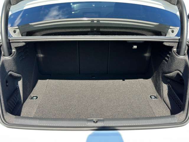 アウディ Ａ４ ３５　ＴＦＳＩ　Ｓライン R5年 (近畿) 99