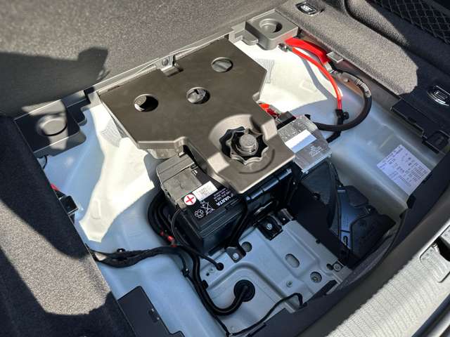 アウディ Ａ４ ３５　ＴＦＳＩ　Ｓライン R5年 (近畿) 99