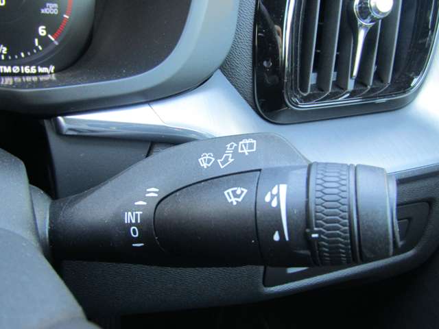 ボルボ ＸＣ６０ Ｄ４ ＡＷＤ モメンタム ディーゼルターボ ４ＷＤ R1年 (関東) 99