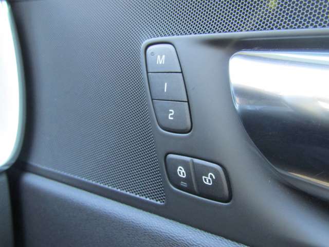 ボルボ ＸＣ６０ Ｄ４ ＡＷＤ モメンタム ディーゼルターボ ４ＷＤ R1年 (関東) 99