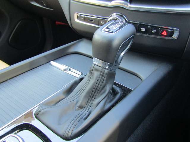 ボルボ ＸＣ６０ Ｄ４ ＡＷＤ モメンタム ディーゼルターボ ４ＷＤ R1年 (関東) 99