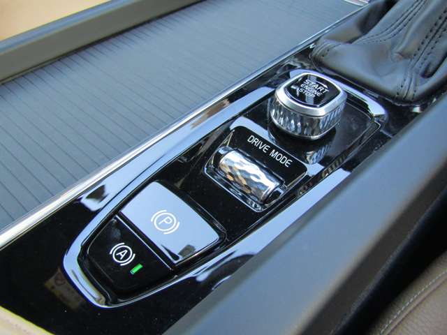 ボルボ ＸＣ６０ Ｄ４ ＡＷＤ モメンタム ディーゼルターボ ４ＷＤ R1年 (関東) 99