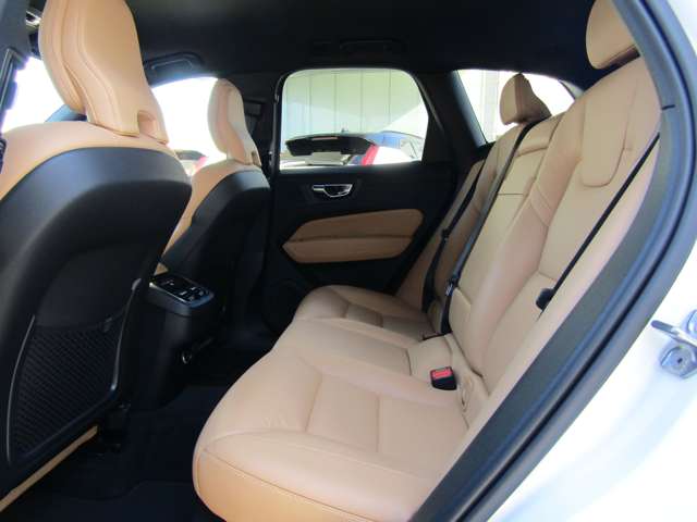 ボルボ ＸＣ６０ Ｄ４ ＡＷＤ モメンタム ディーゼルターボ ４ＷＤ R1年 (関東) 99