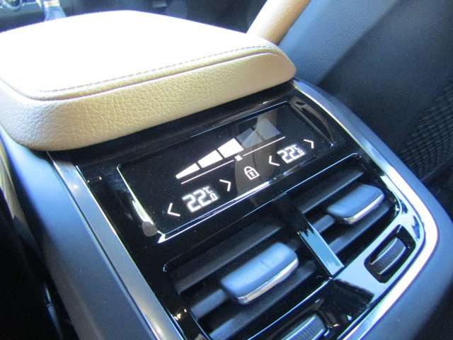 ボルボ ＸＣ６０ Ｄ４ ＡＷＤ モメンタム ディーゼルターボ ４ＷＤ R1年 (関東) 99