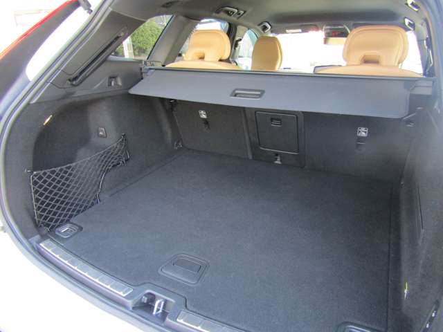 ボルボ ＸＣ６０ Ｄ４ ＡＷＤ モメンタム ディーゼルターボ ４ＷＤ R1年 (関東) 99