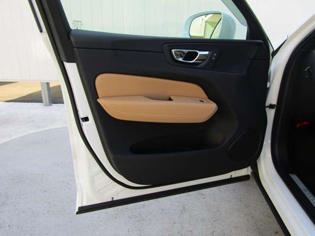 ボルボ ＸＣ６０ Ｄ４ ＡＷＤ モメンタム ディーゼルターボ ４ＷＤ R1年 (関東) 99