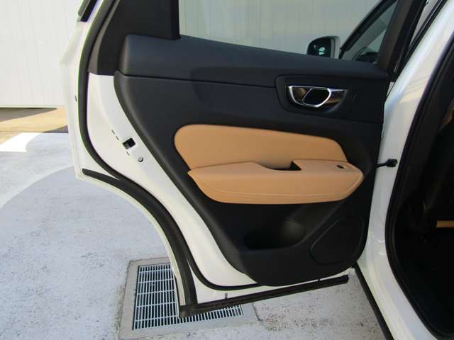 ボルボ ＸＣ６０ Ｄ４ ＡＷＤ モメンタム ディーゼルターボ ４ＷＤ R1年 (関東) 99