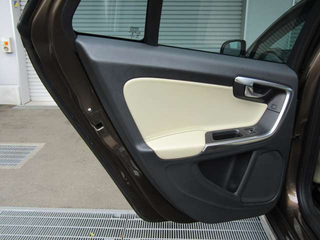 ボルボ Ｖ６０クロスカントリー Ｄ４ ＳＥ ディーゼルターボ H29年 (関東) 99