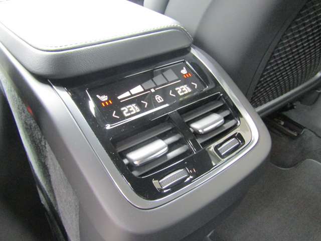 ボルボ ＸＣ６０ Ｂ６ ＡＷＤ Ｒデザイン ４ＷＤ R4年 (関東) 99