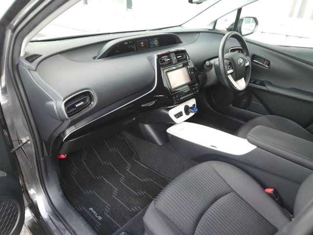 トヨタ プリウス １．８ Ａ H28年 (関東) 99