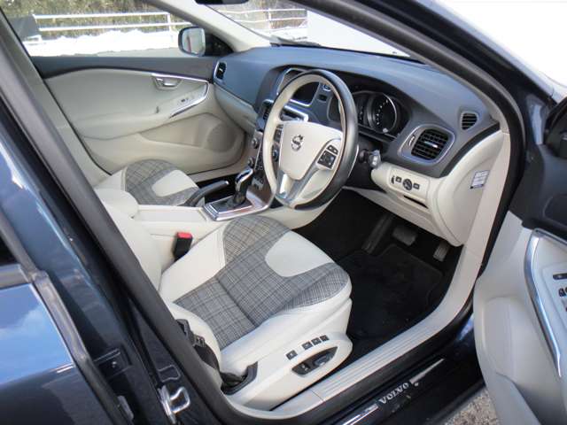 ボルボ Ｖ４０クロスカントリー Ｔ５ ＡＷＤ モメンタム ４ＷＤ H28年 (東北) 99