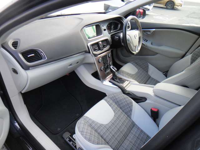 ボルボ Ｖ４０クロスカントリー Ｔ５ ＡＷＤ モメンタム ４ＷＤ H28年 (東北) 99