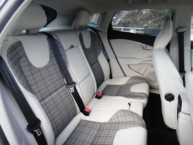 ボルボ Ｖ４０クロスカントリー Ｔ５ ＡＷＤ モメンタム ４ＷＤ H28年 (東北) 99