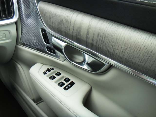 ボルボ Ｓ９０ リチャージ アルティメット Ｔ８ ＡＷＤ プラグイン ハイブリッド ４ＷＤ R5年 (東北) 99