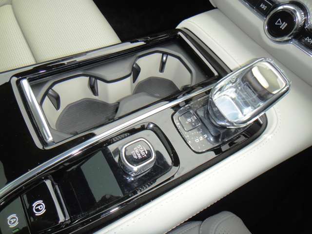 ボルボ Ｓ９０ リチャージ アルティメット Ｔ８ ＡＷＤ プラグイン ハイブリッド ４ＷＤ R5年 (東北) 99