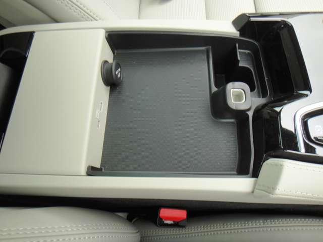 ボルボ Ｓ９０ リチャージ アルティメット Ｔ８ ＡＷＤ プラグイン ハイブリッド ４ＷＤ R5年 (東北) 99