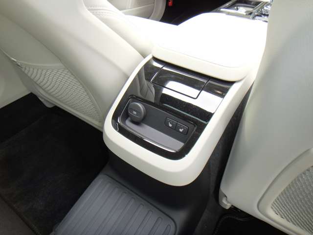 ボルボ Ｓ９０ リチャージ アルティメット Ｔ８ ＡＷＤ プラグイン ハイブリッド ４ＷＤ R5年 (東北) 99